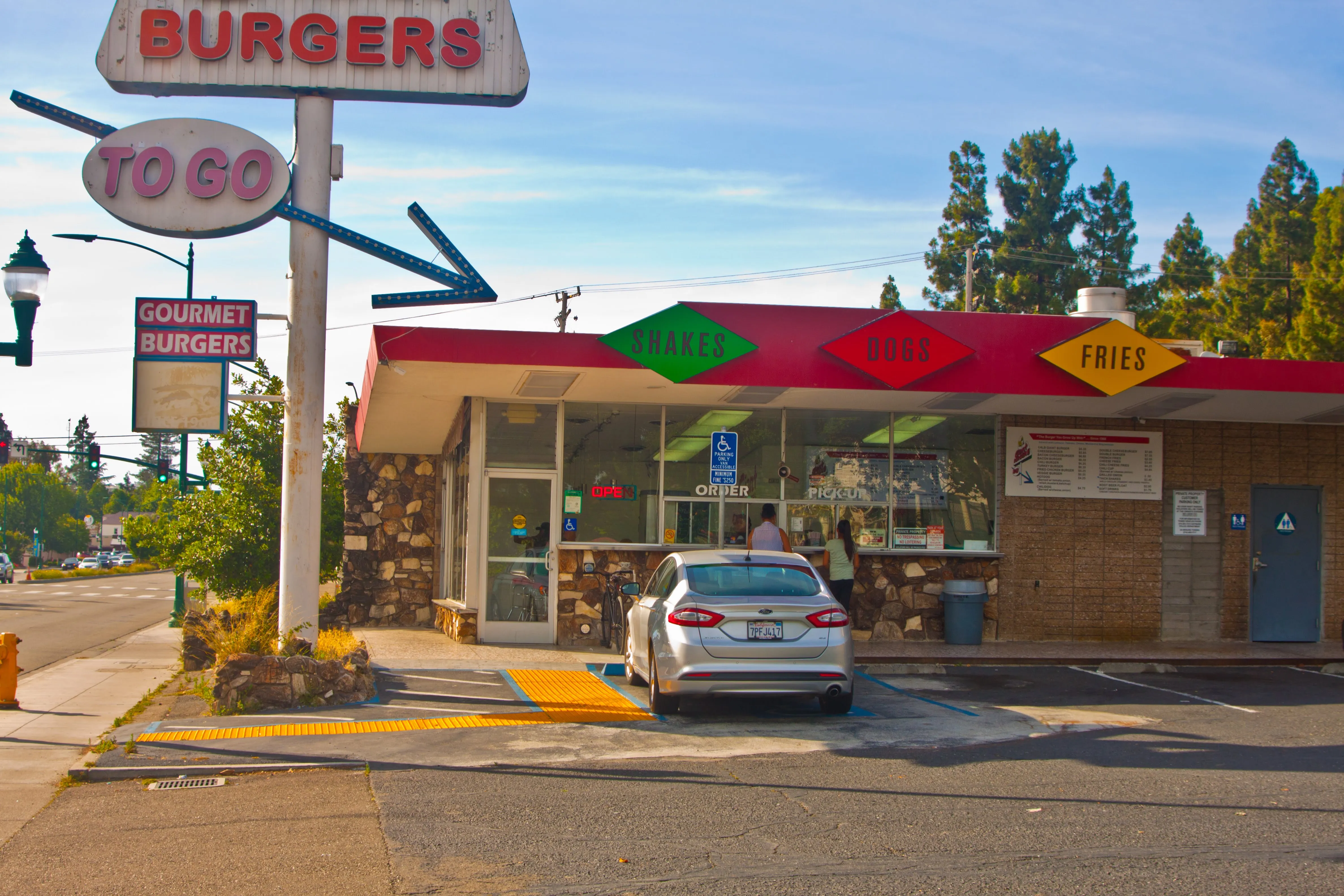 Front view of the ¼lb Giant Burgers restaurant